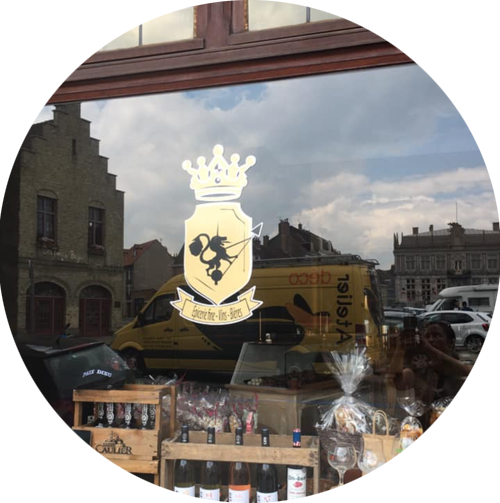 Logo auto-collant sur la vitrine de la boutique Des Tours À Bergues