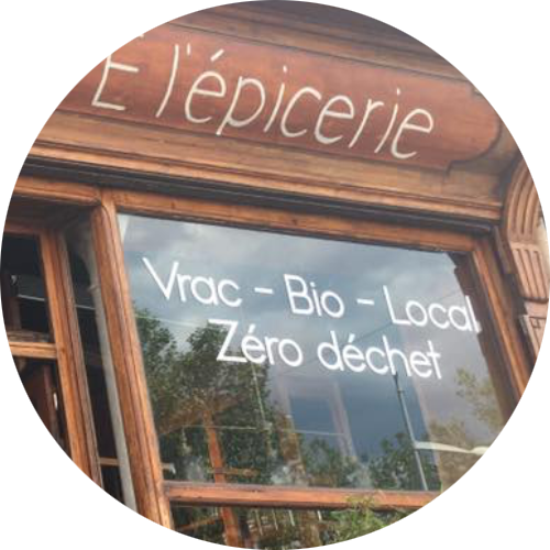 Lettrages auto-collants sur la vitrine de la Maison Jouve - épicerie bio à Dunkerque