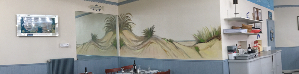 Décor de dune et de plage pour ce mur intérieur de restaurant proche du bord de mer